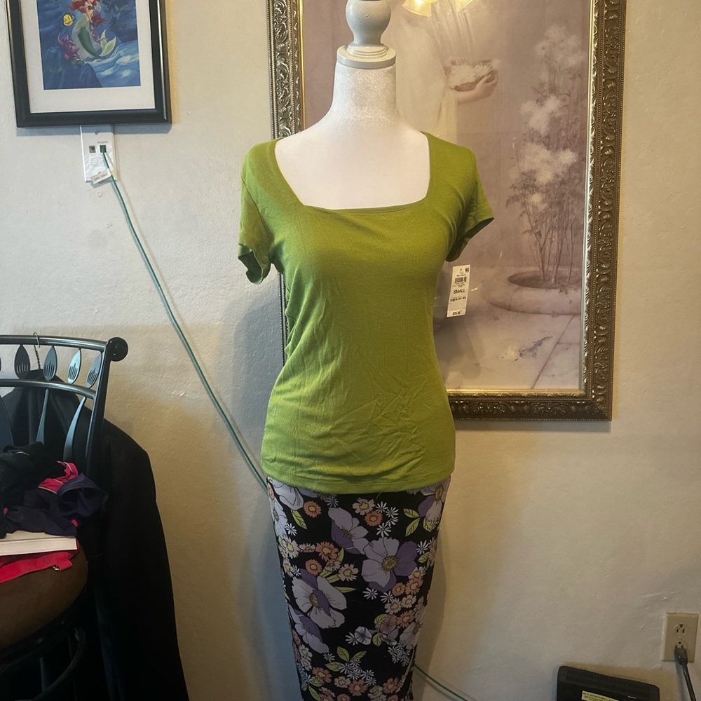 Green Scoop Neck Short Sleeve Top
